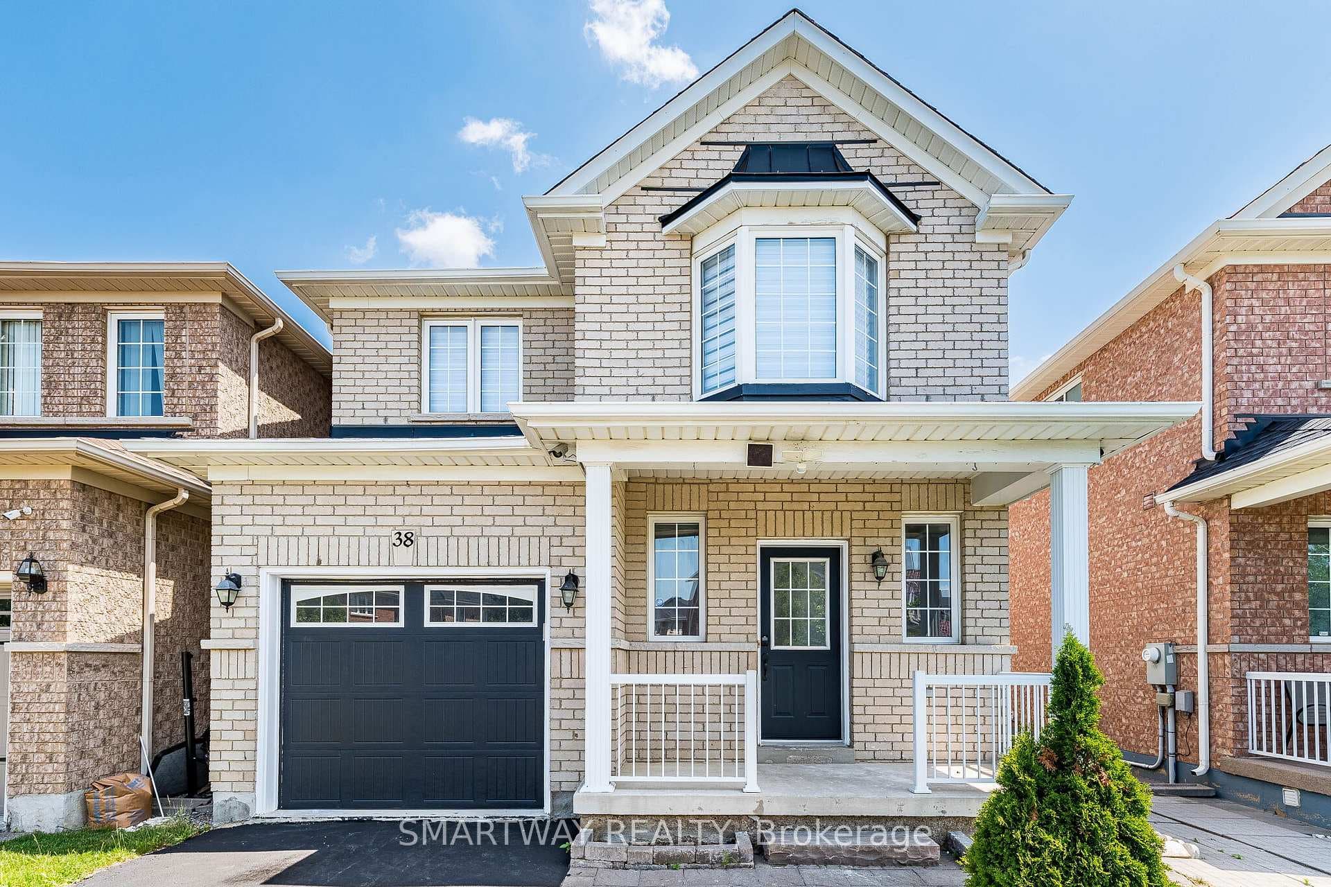 38 Lockburn Crescent photo 3