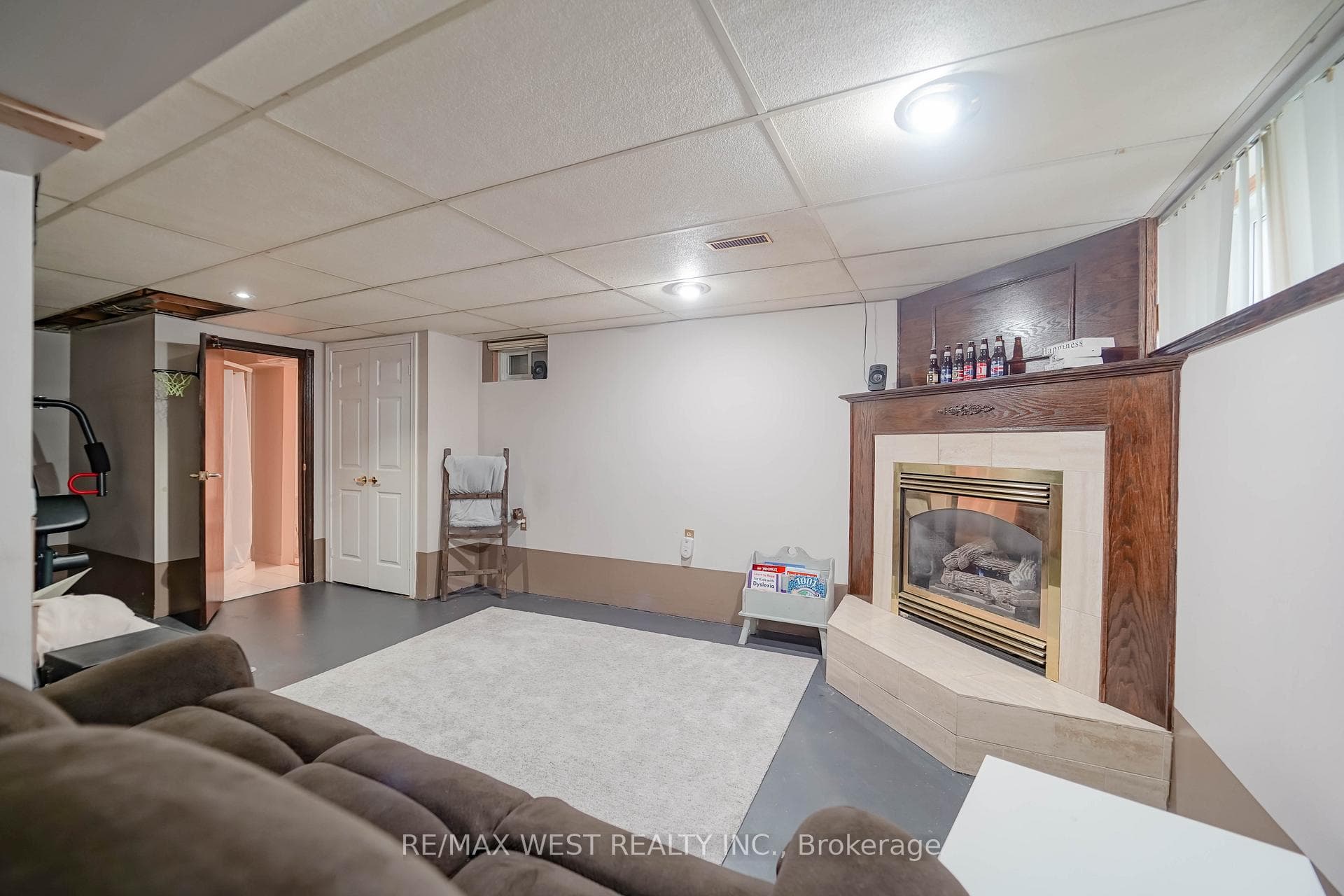 354 Blackthorn Street photo 8
