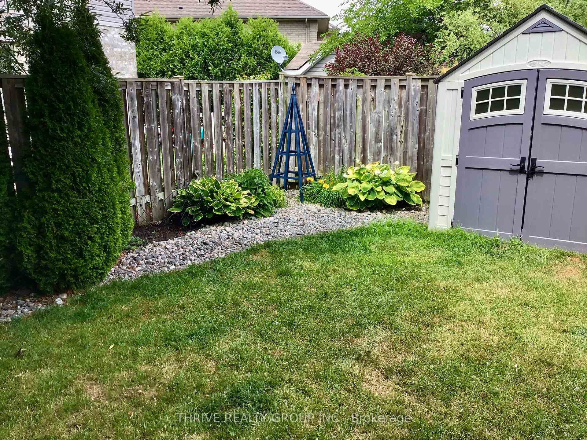 1663 Bayswater Crescent photo 40