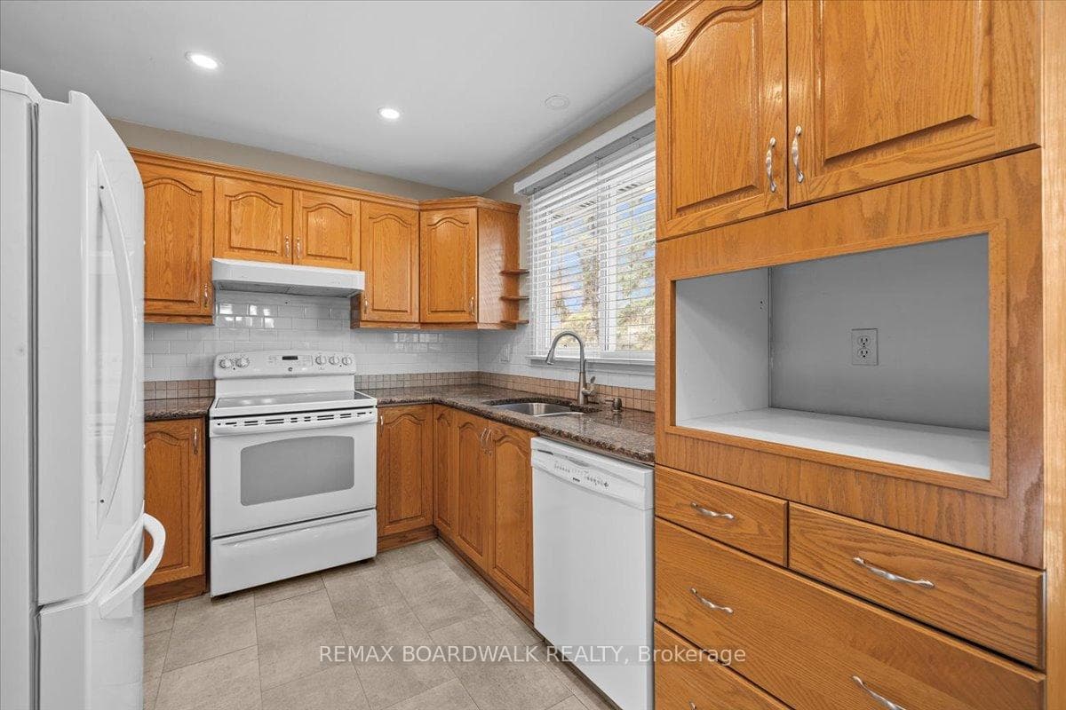1195 St Jerome Crescent photo 13