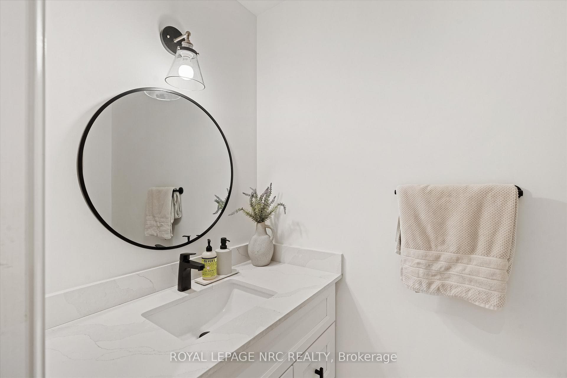 557 Burleigh Road photo 32