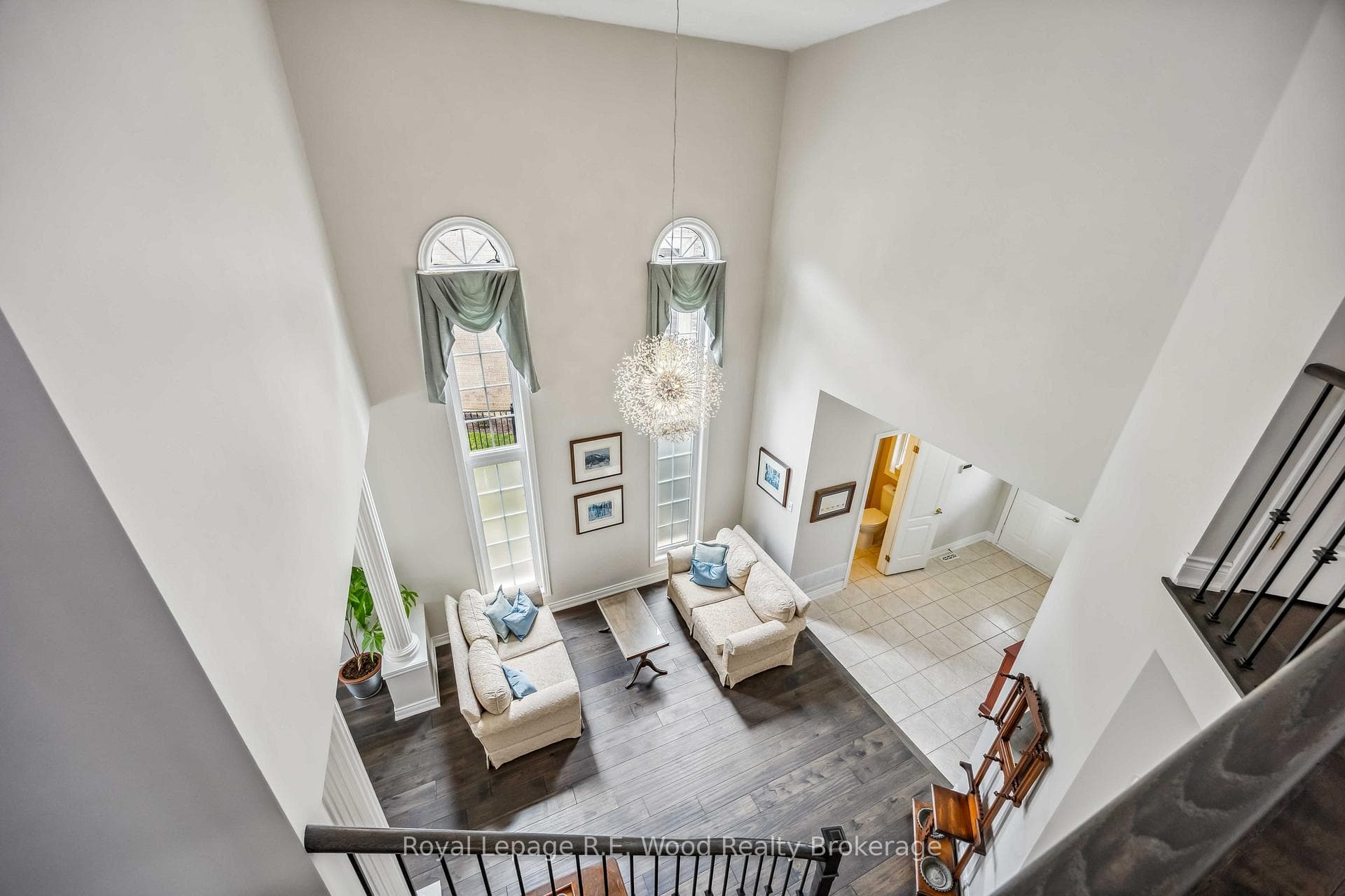 Stunning 2 storey vaulted ceiling