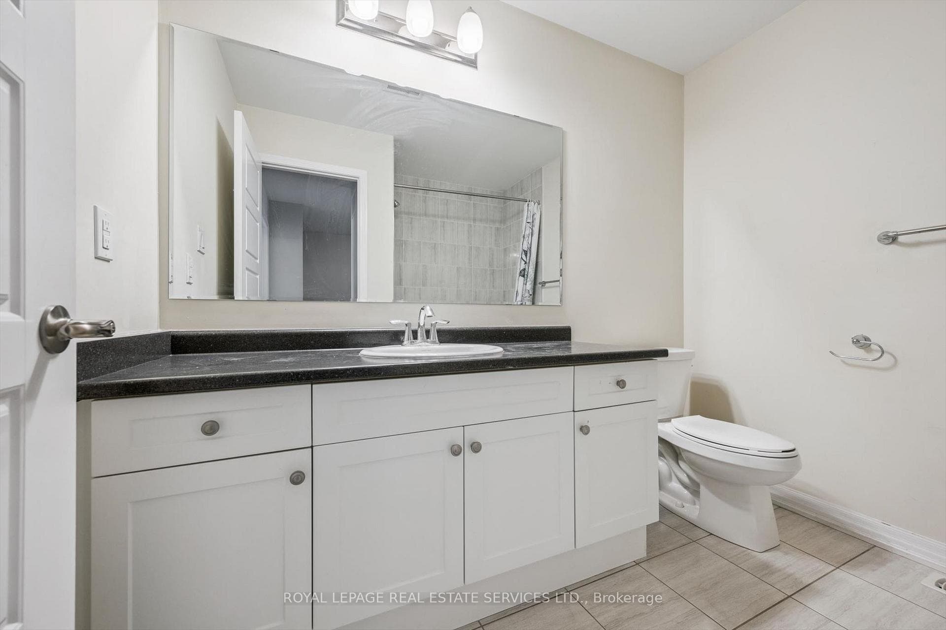 Four-Piece Main Bathroom