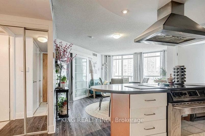 550 Queens Quay Unit 711 photo 7