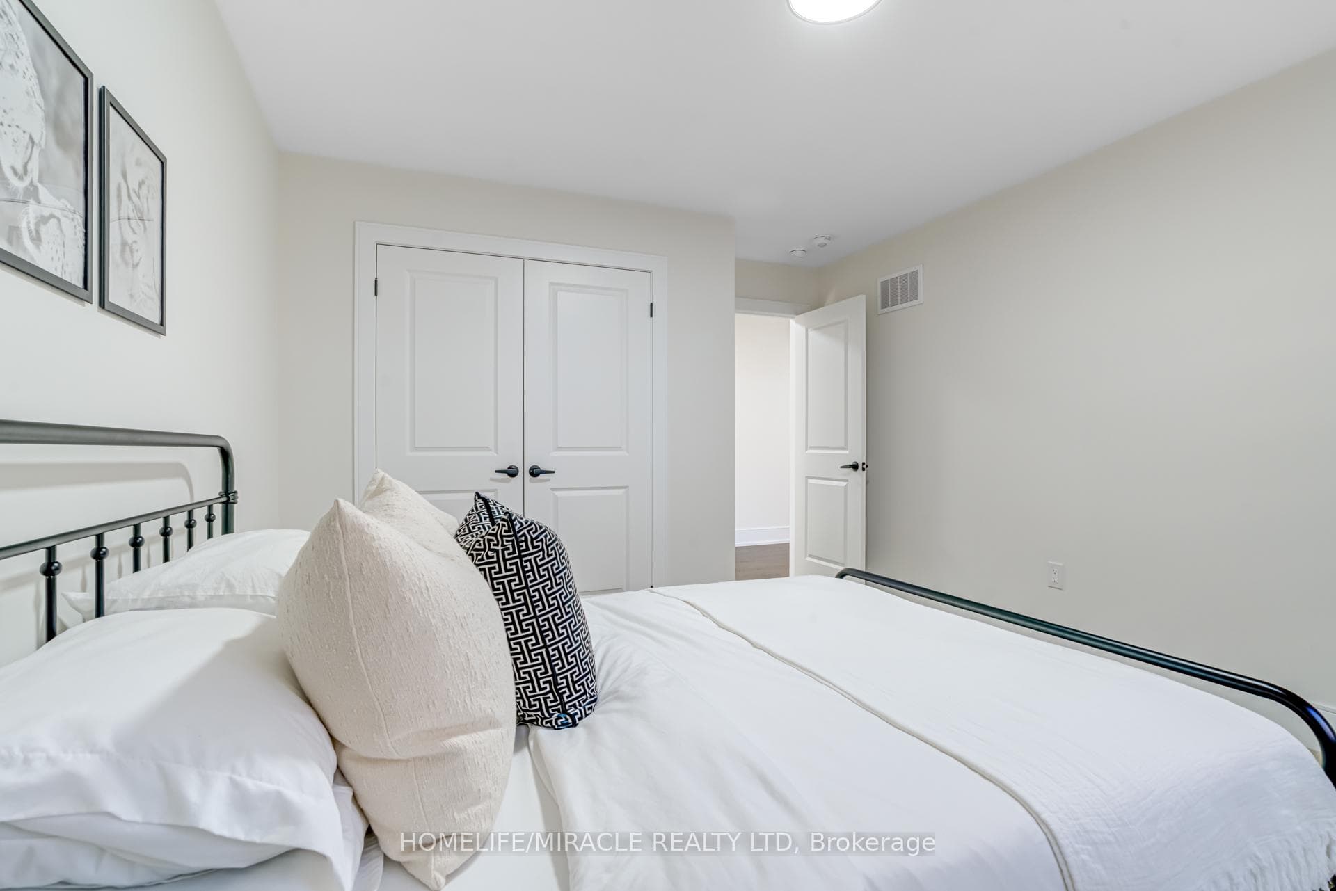 1177 Wickham Road photo 28