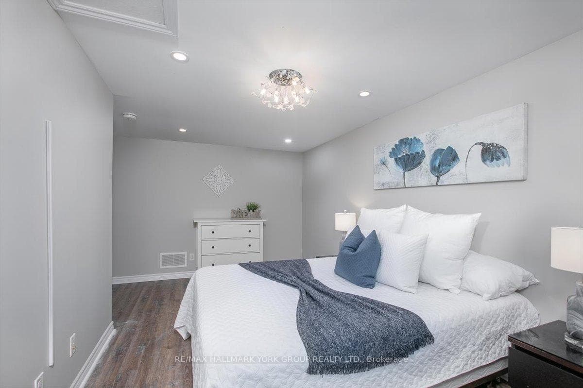 21 Lakeshore Road photo 19