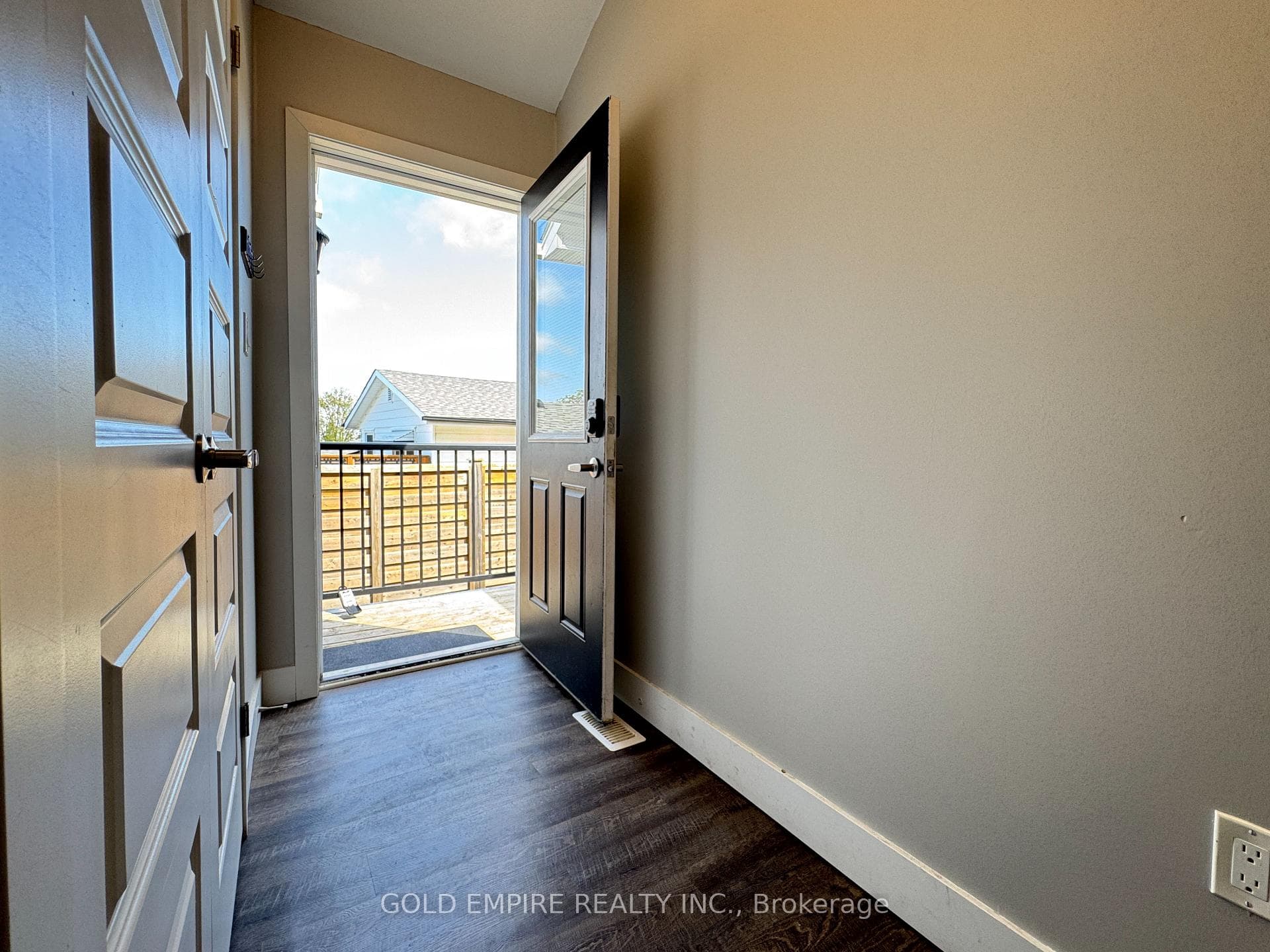 261 Cairn Street photo 4