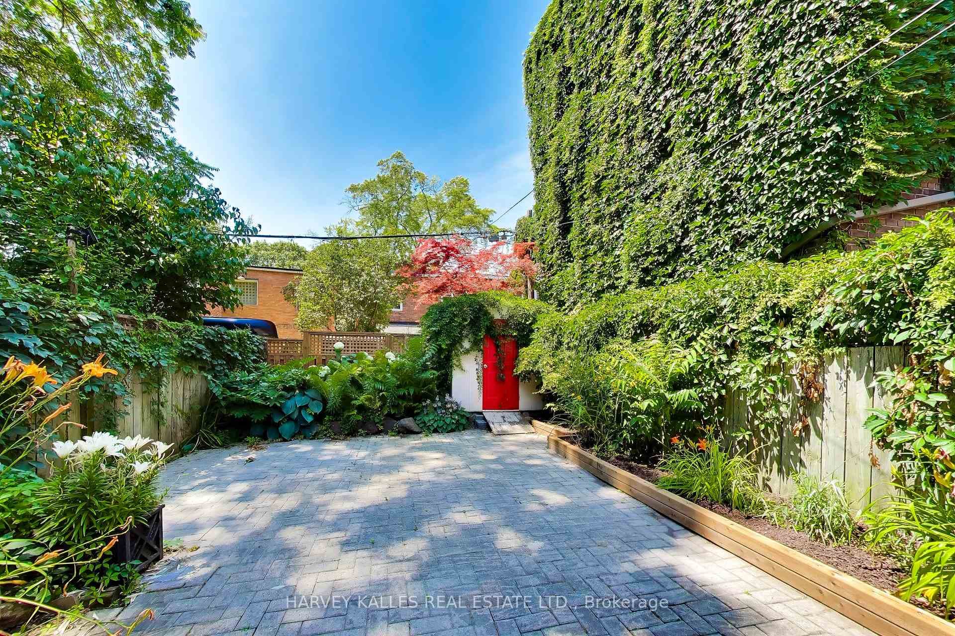318 Sumach Street photo 31