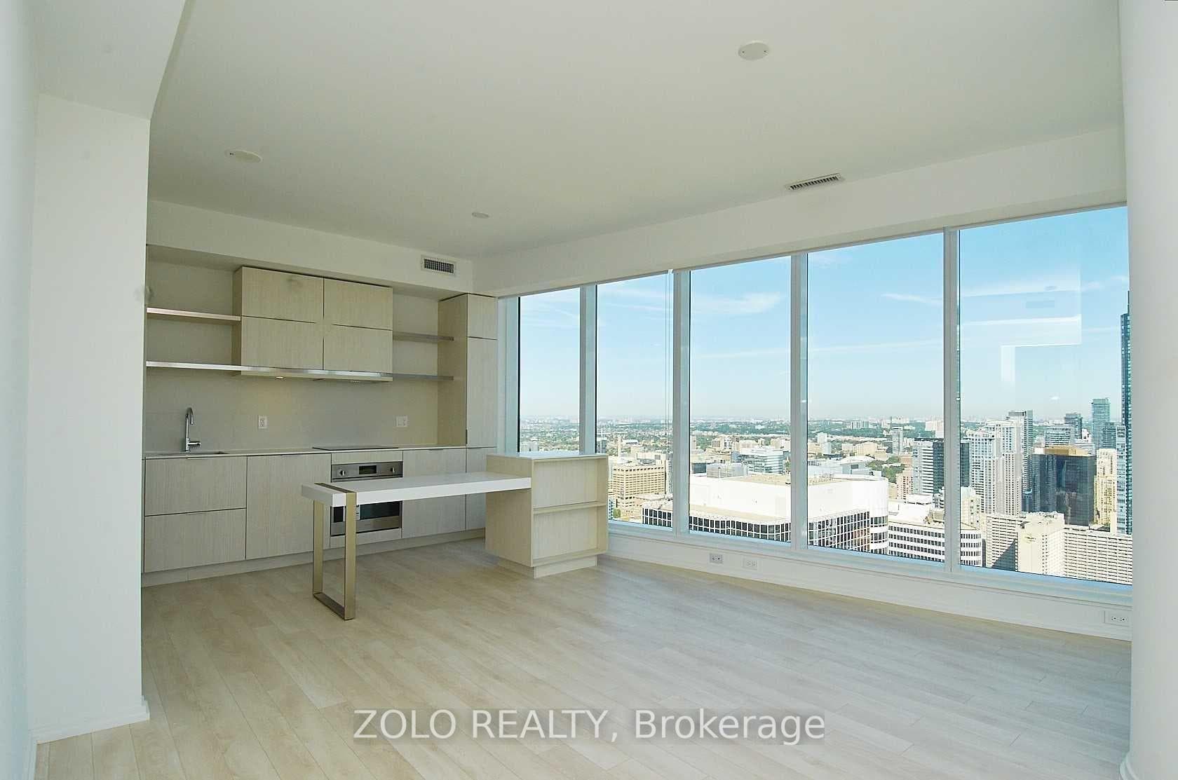 197 Yonge Street Unit 5202 photo 7