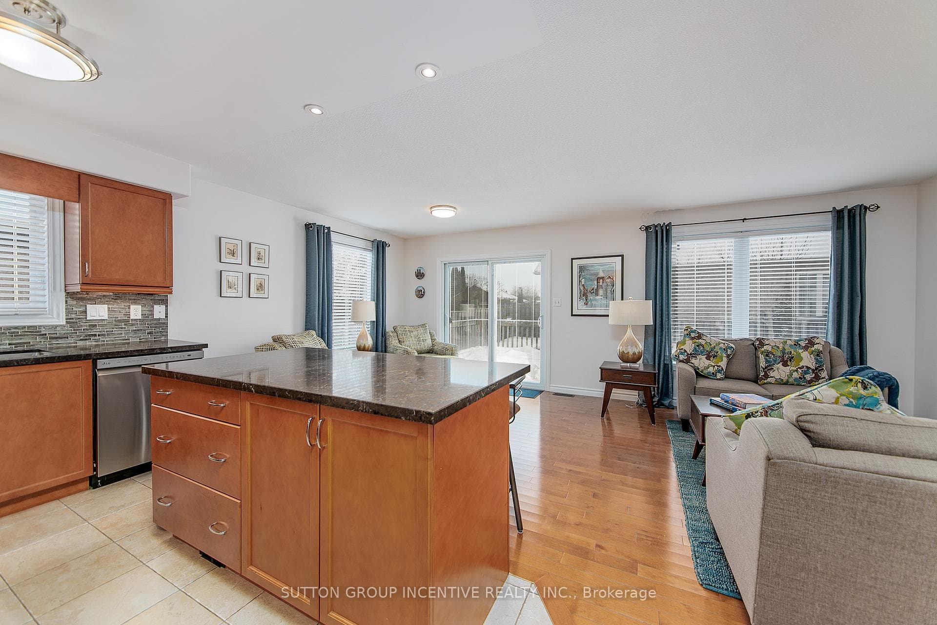 102 Seline Crescent photo 13