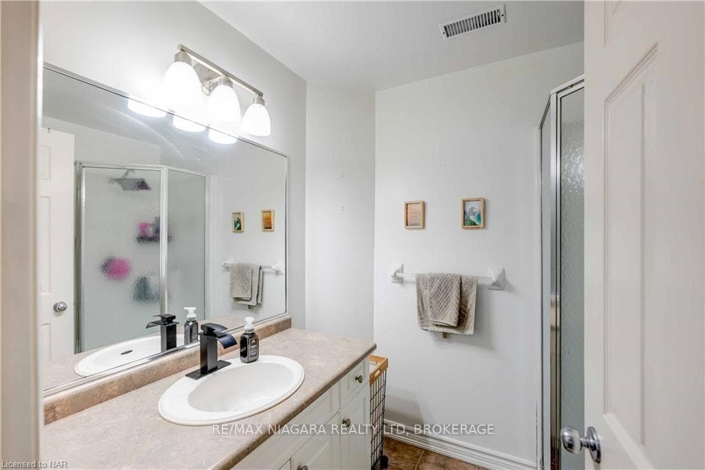 8150 BARRETT Crescent photo 28