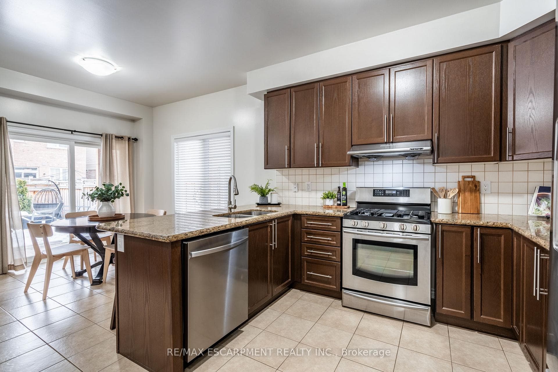 1327 Ruddy Crescent photo 6