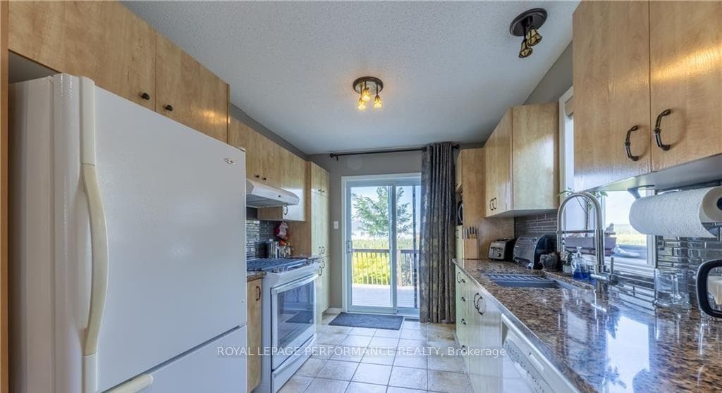 877 Pilon Street photo 8