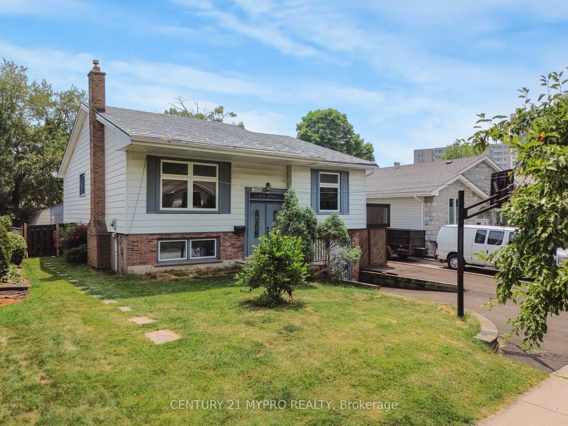 1294 Forest Hill photo 2