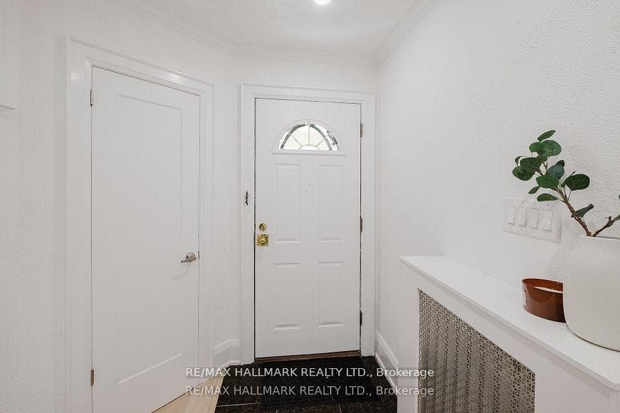 18 Glen Stewart Avenue photo 3