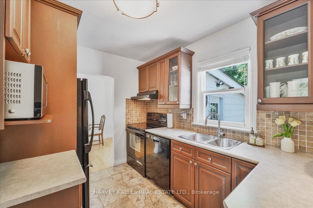 274 Poyntz Avenue photo 9