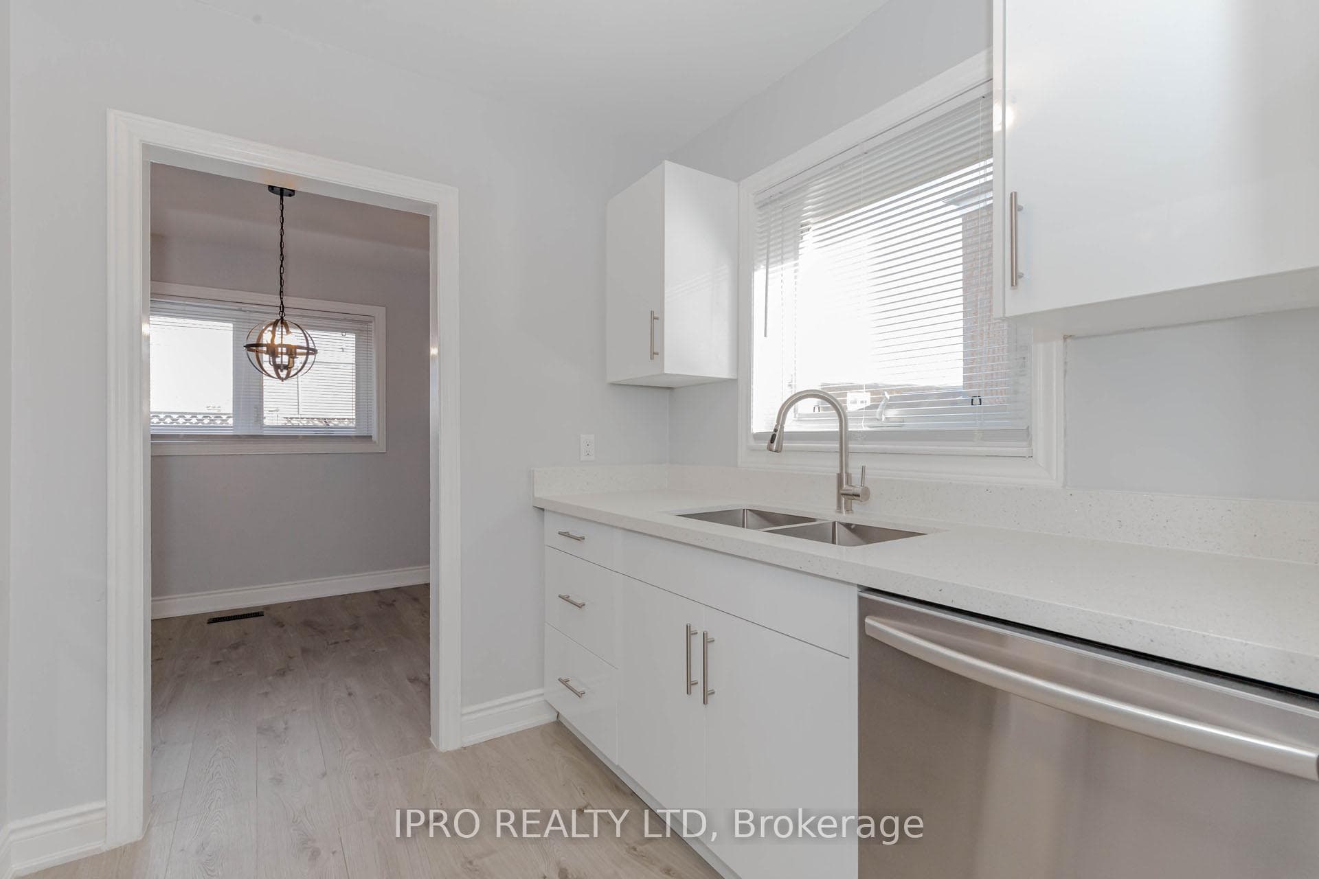 17 Town House Crescent photo 5