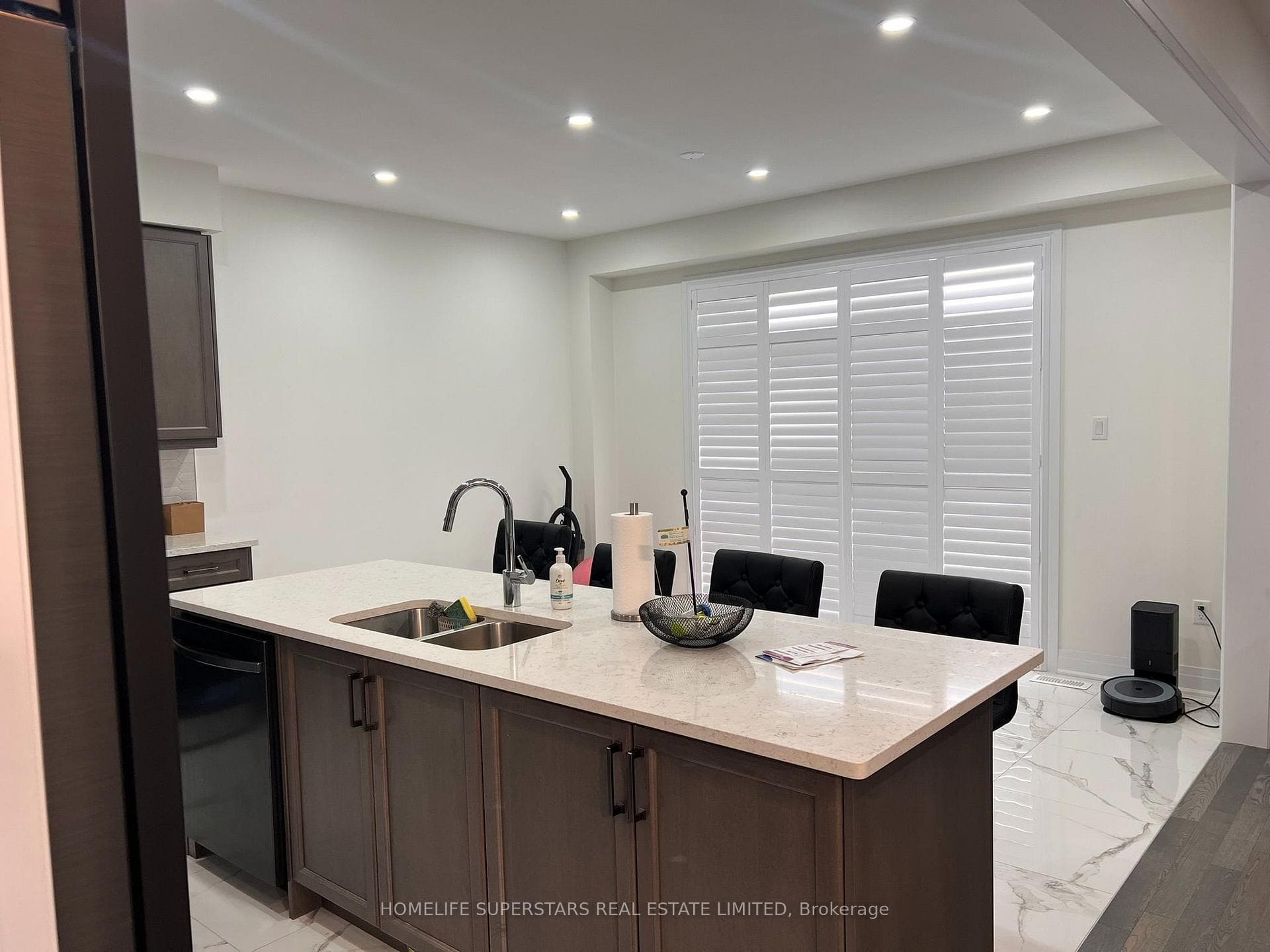 188 AVIRON Crescent photo 9