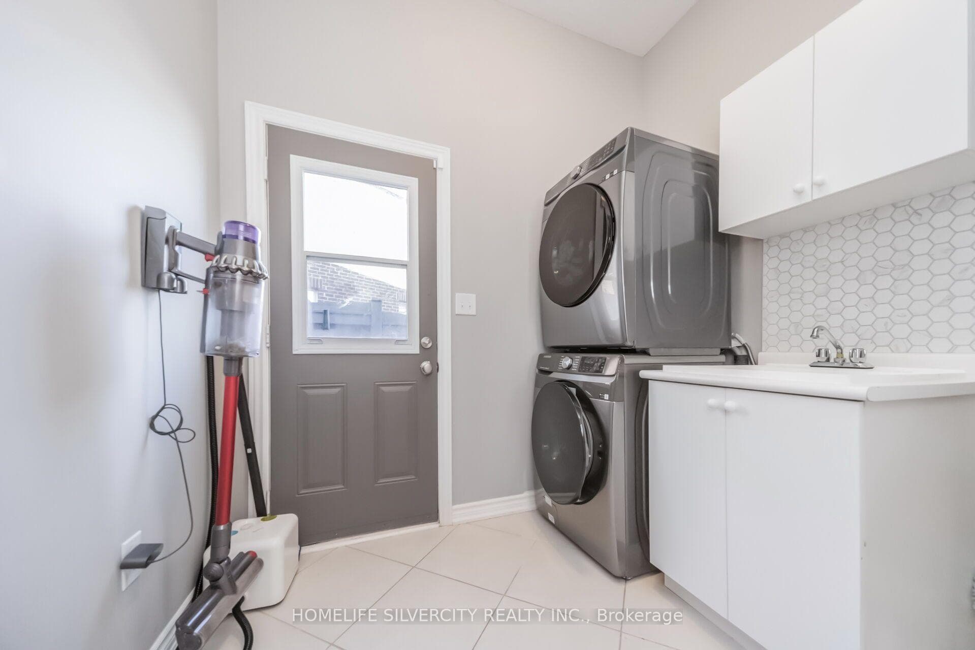 14 Observatory Crescent photo 31