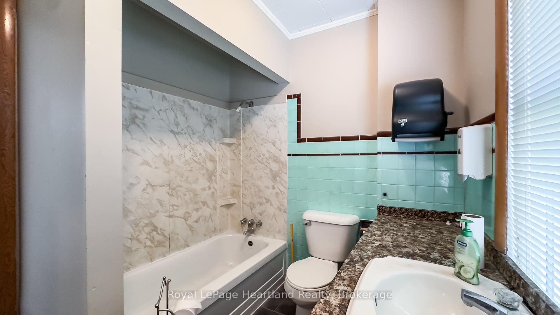 401 QUEEN Street photo 24