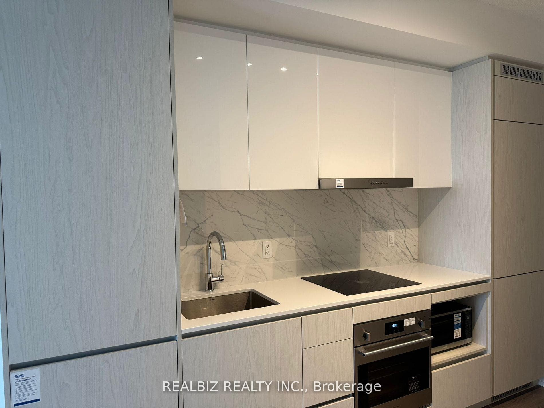 28 Interchange Way Unit 1715 photo 3
