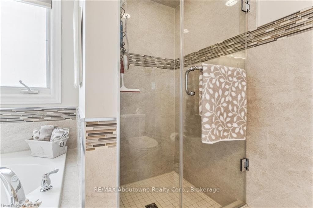 499 WILLMOTT Crescent photo 23