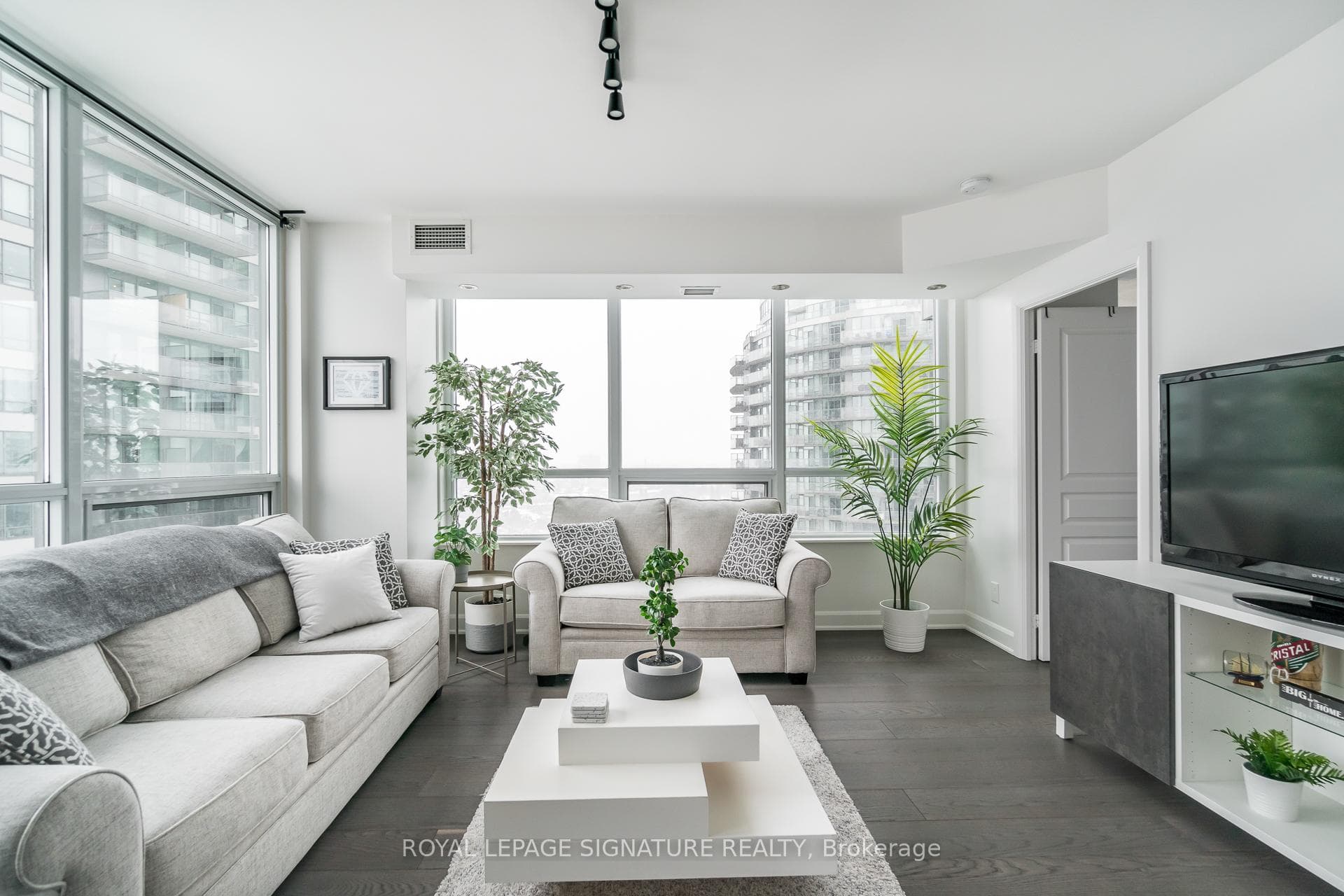 2230 Lakeshore Boulevard Unit 1802 photo 2