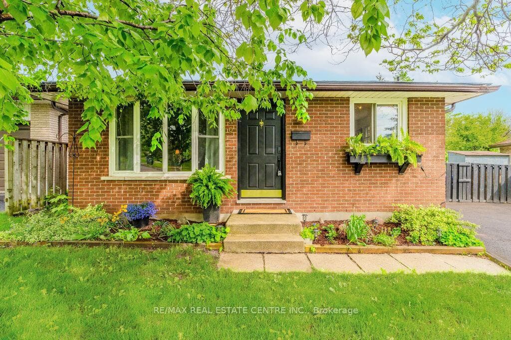 30 Upton Crescent photo 2