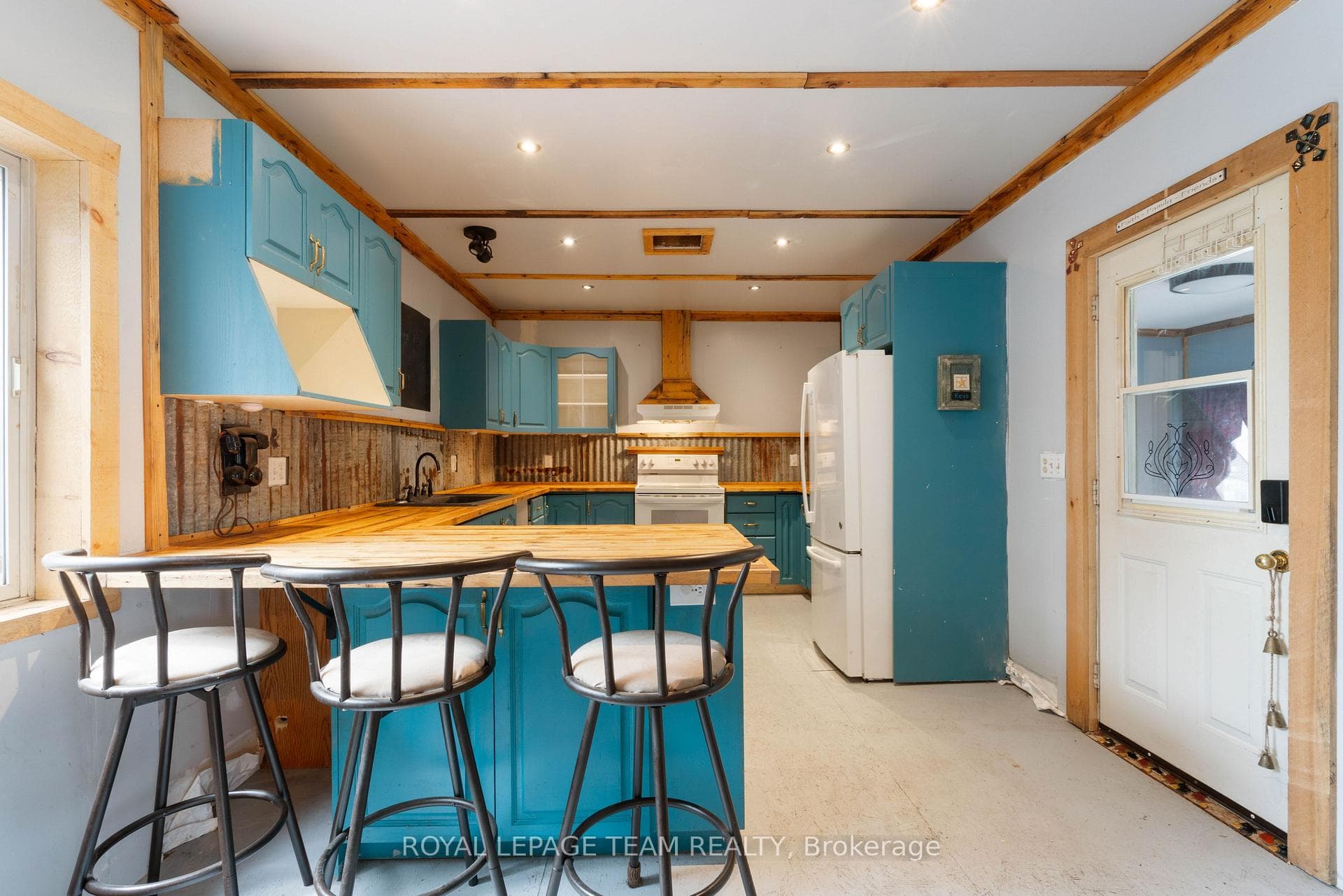 526 Middle Street photo 3
