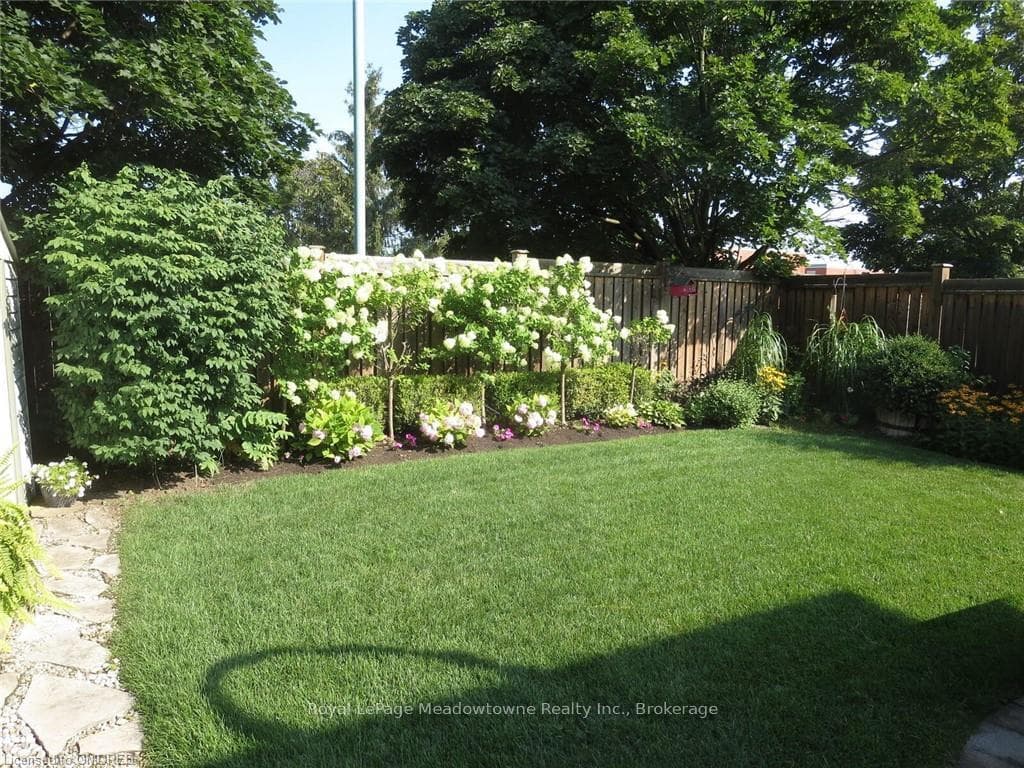 40 HEPBURN Crescent photo 45