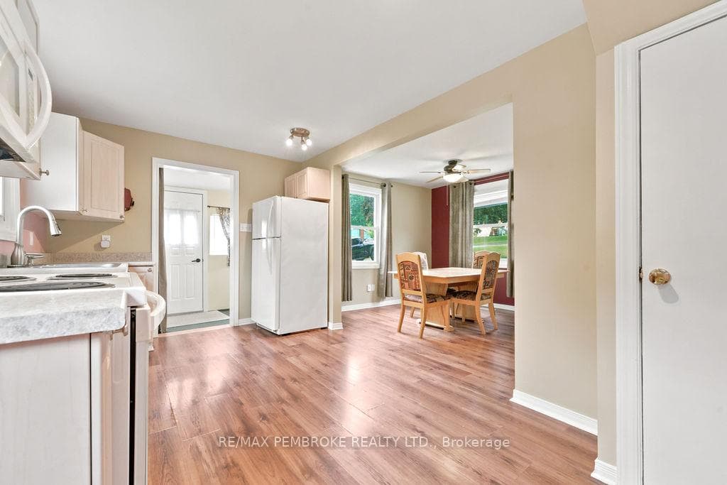 225 Wellington Street photo 5