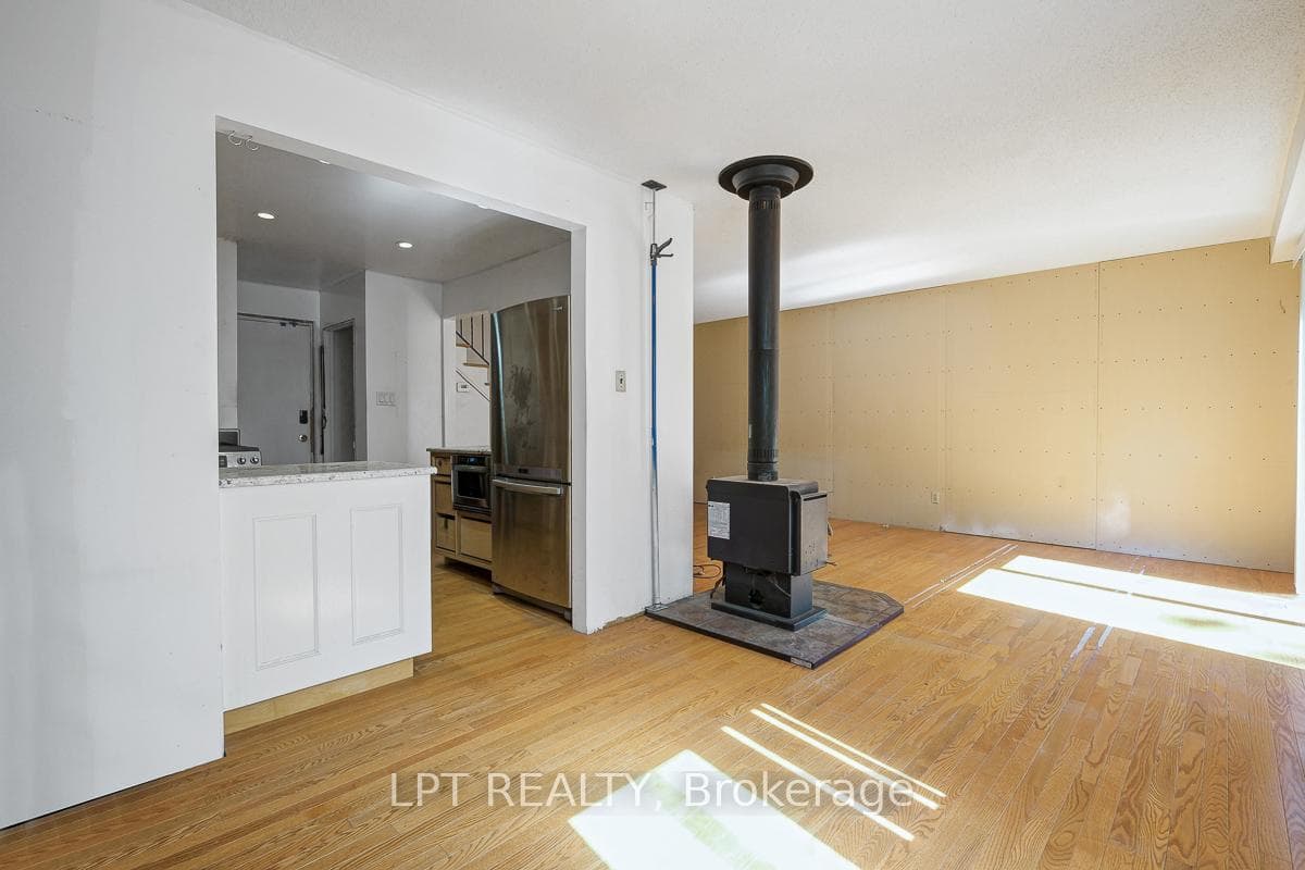 33 Estelle Crescent photo 12