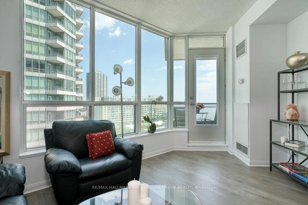 230 Queens Quay Unit 1518 photo 25