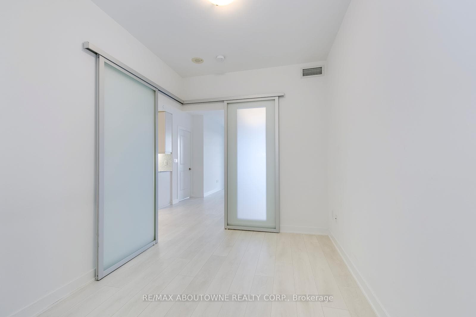 4633 Glen Erin Drive Unit 1402 photo 18