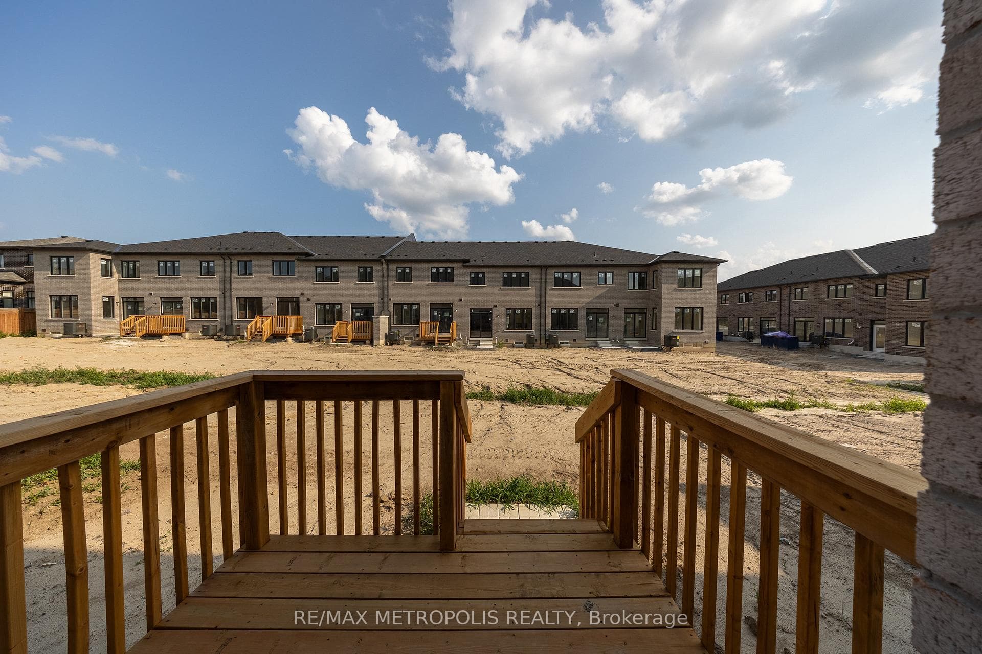 60 Mountainside Crescent photo 17