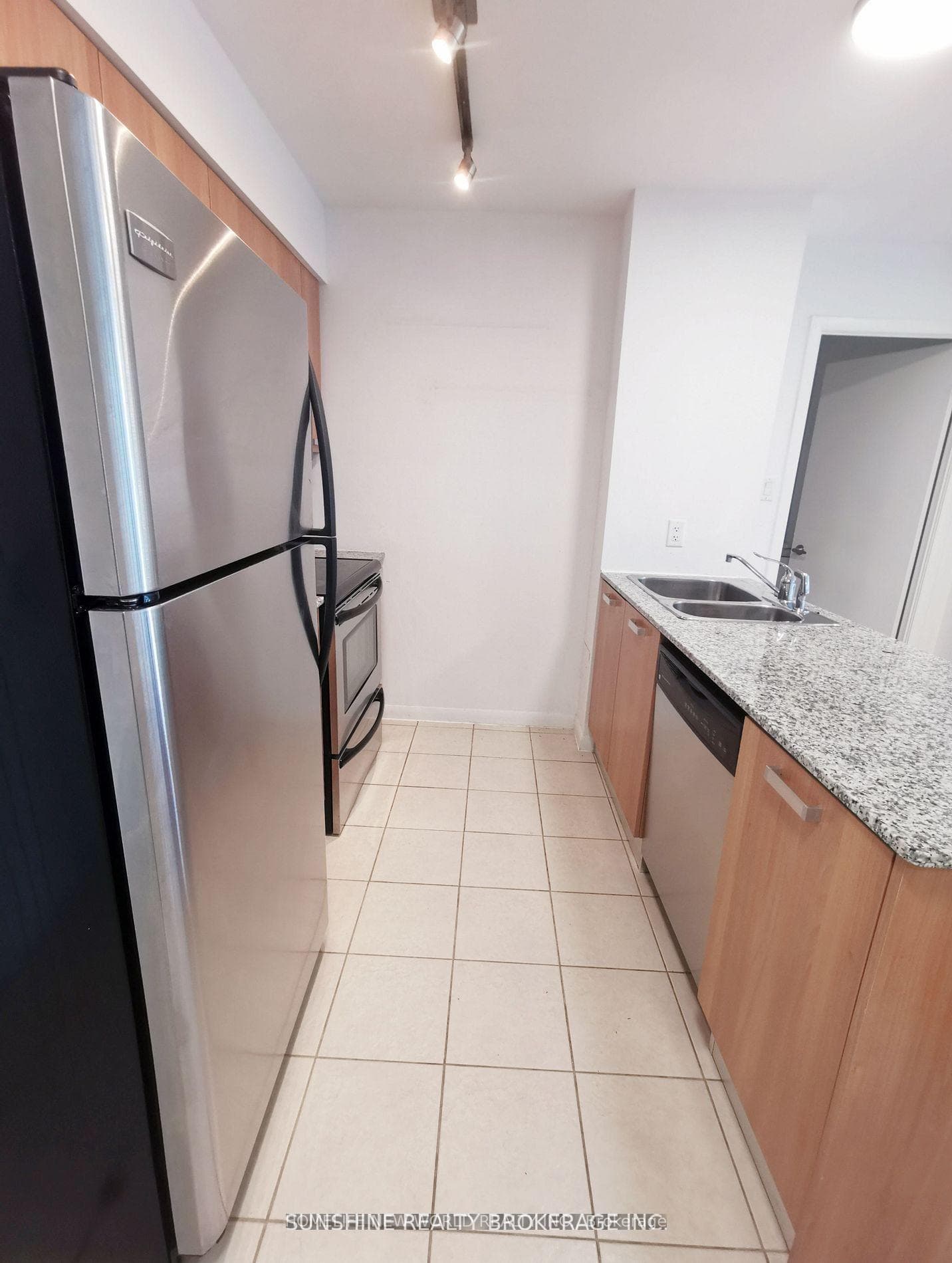 37 Grosvenor Street Unit 3308 photo 11