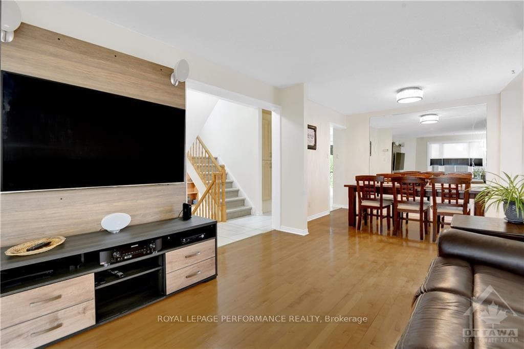 1667 TOULOUSE Crescent photo 6