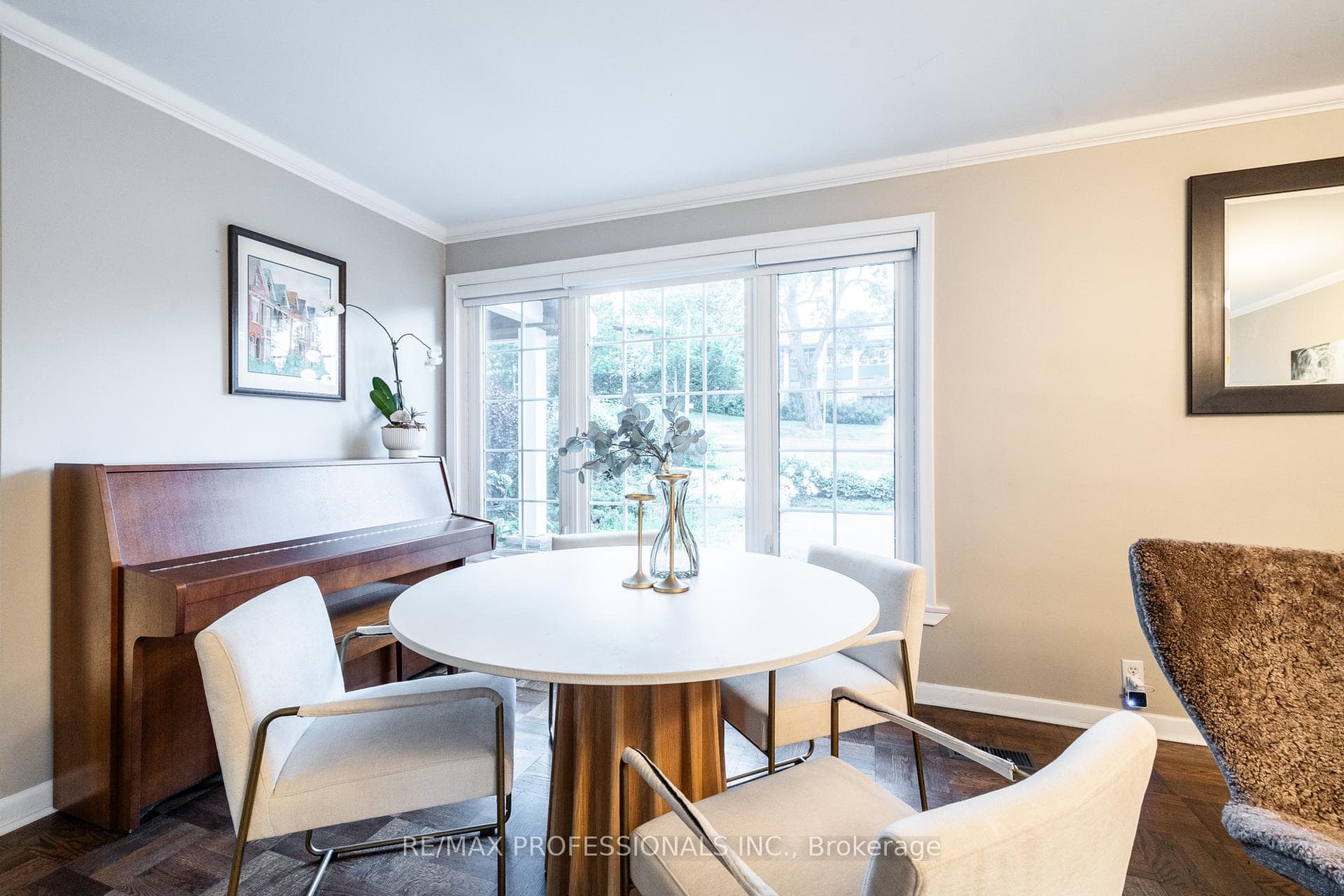 4625 Dundas Street photo 8