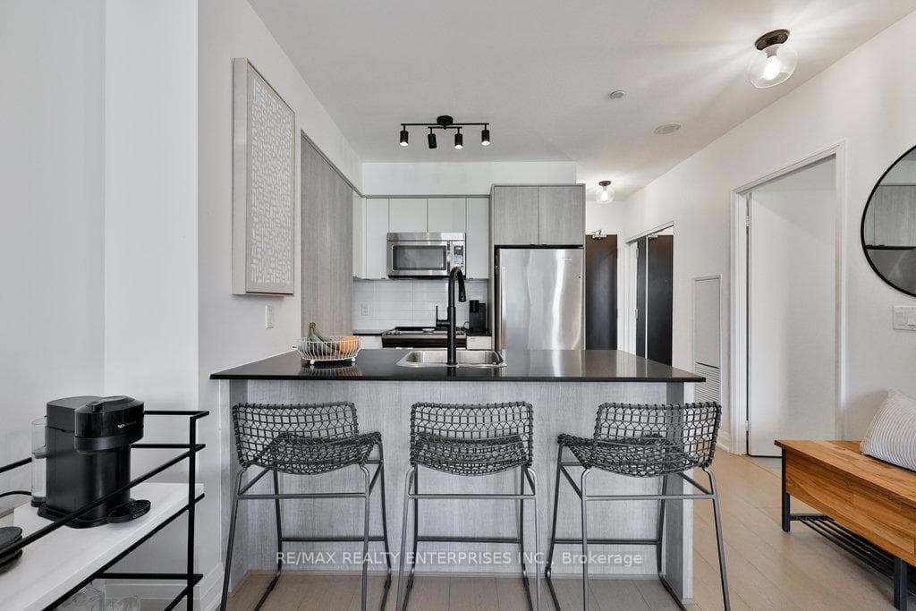 Breakfast Peninsula, Quartz Counters