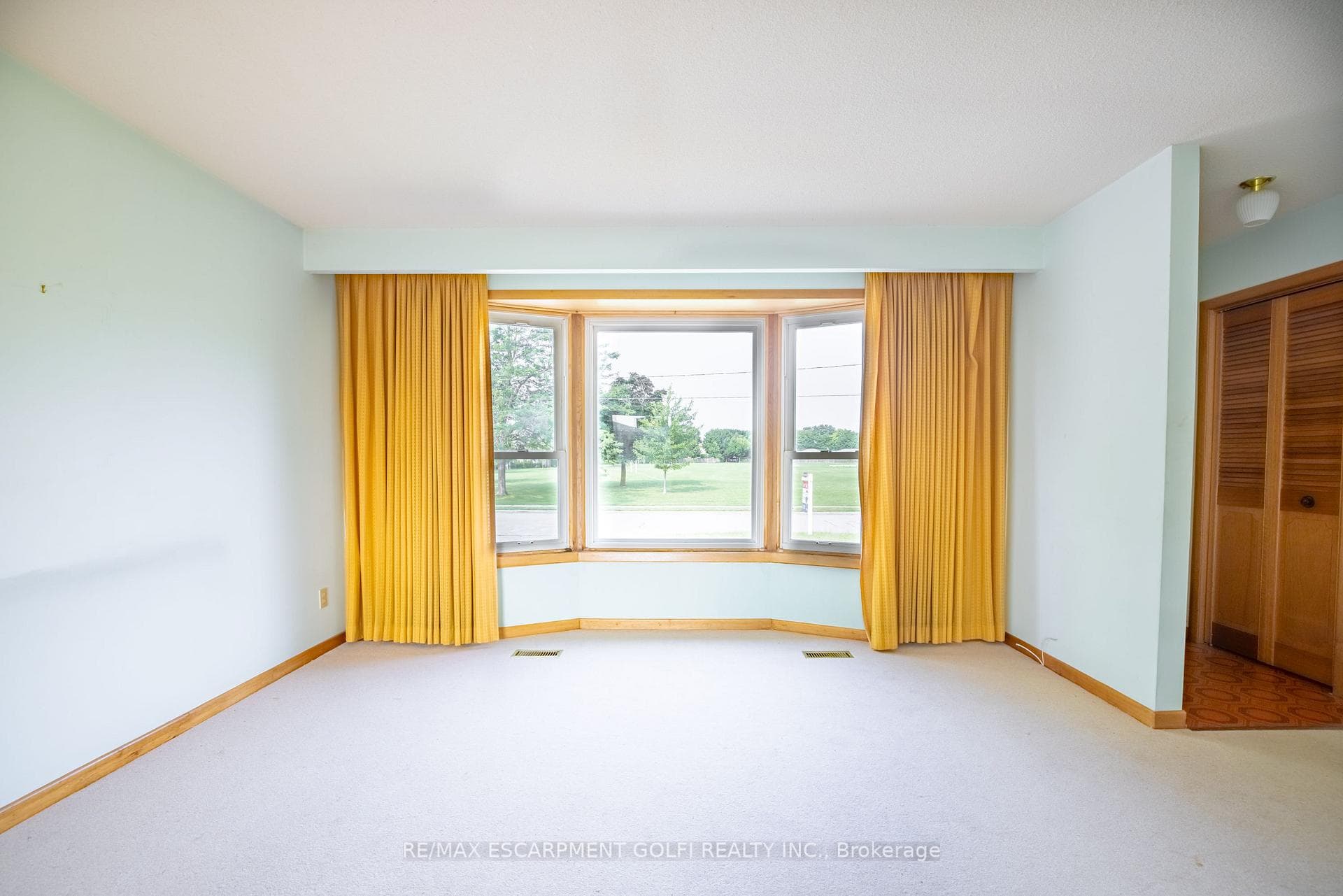 38 Linlake Drive photo 5