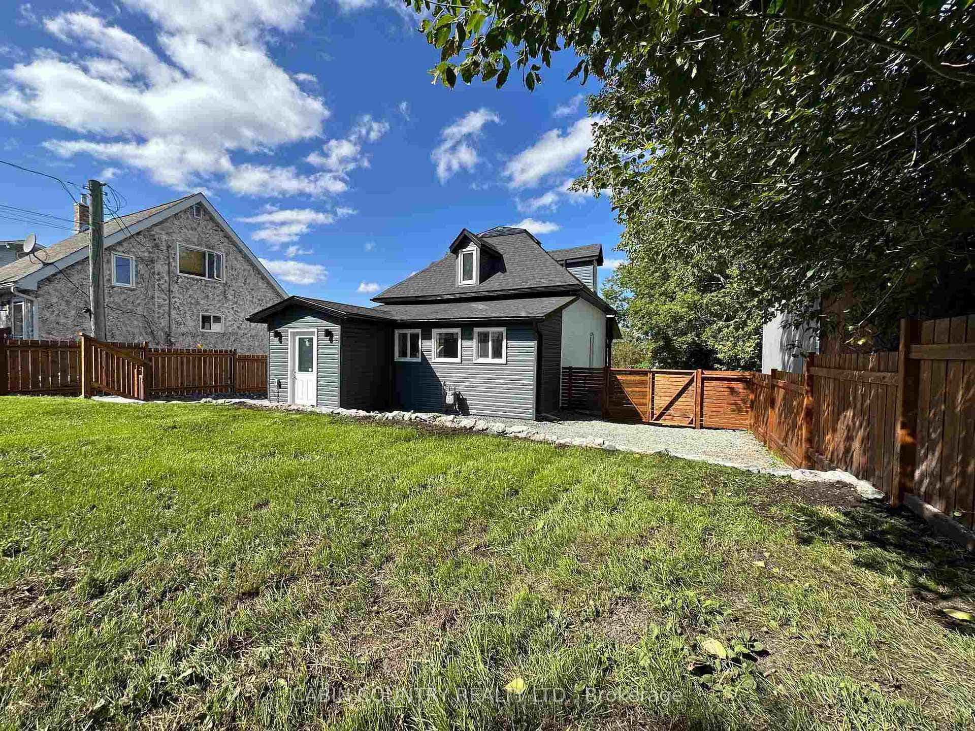 833 Railway Street photo 34