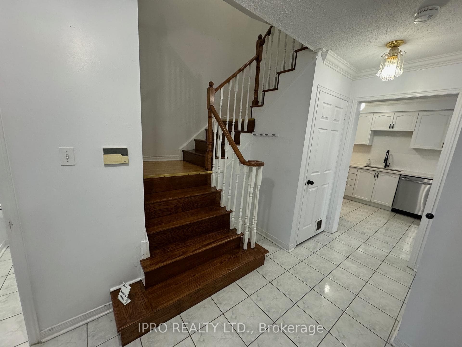 597 WALPOLE Crescent photo 9