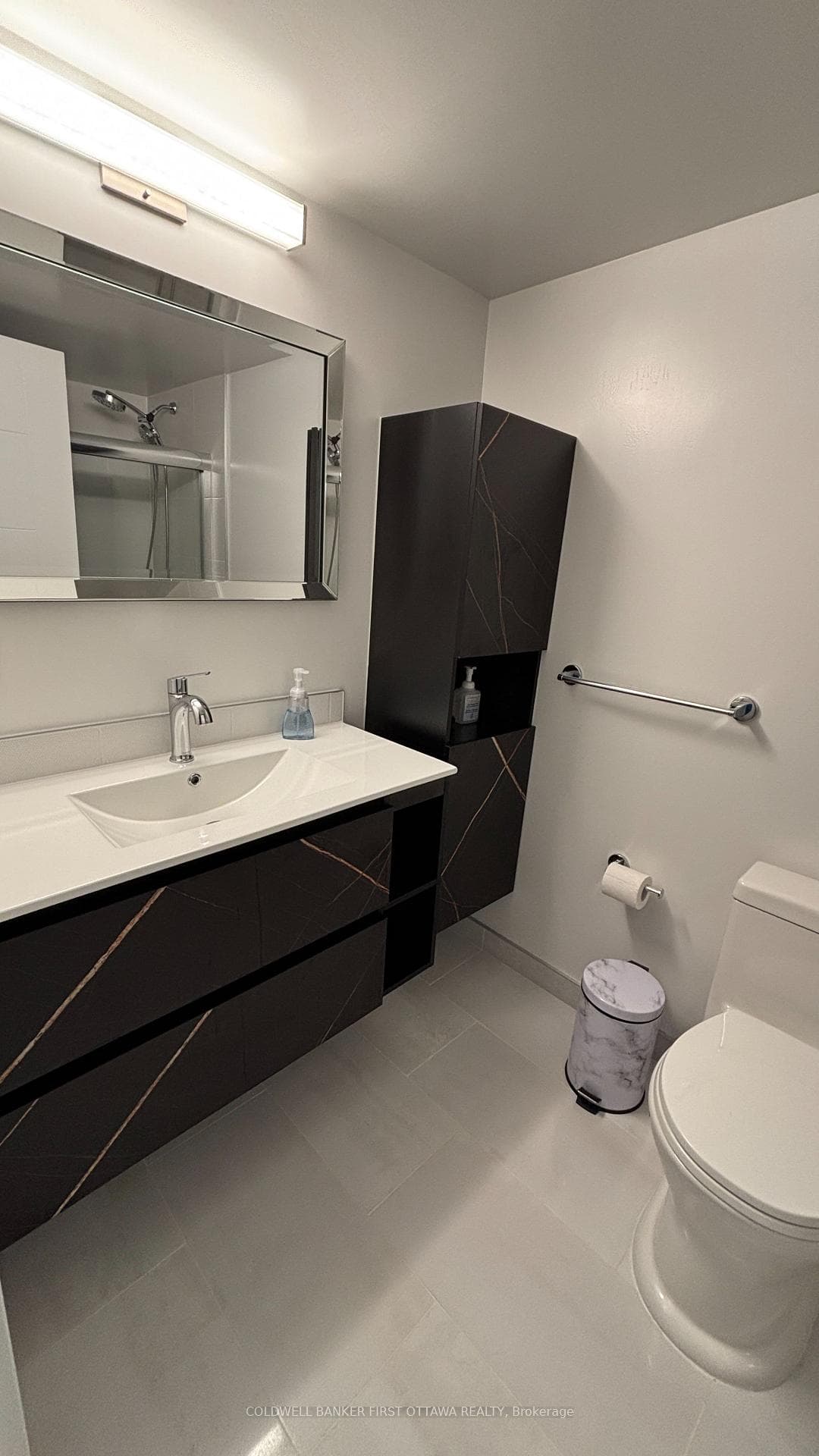 Main Bathroom w/Tub/Shower Combo