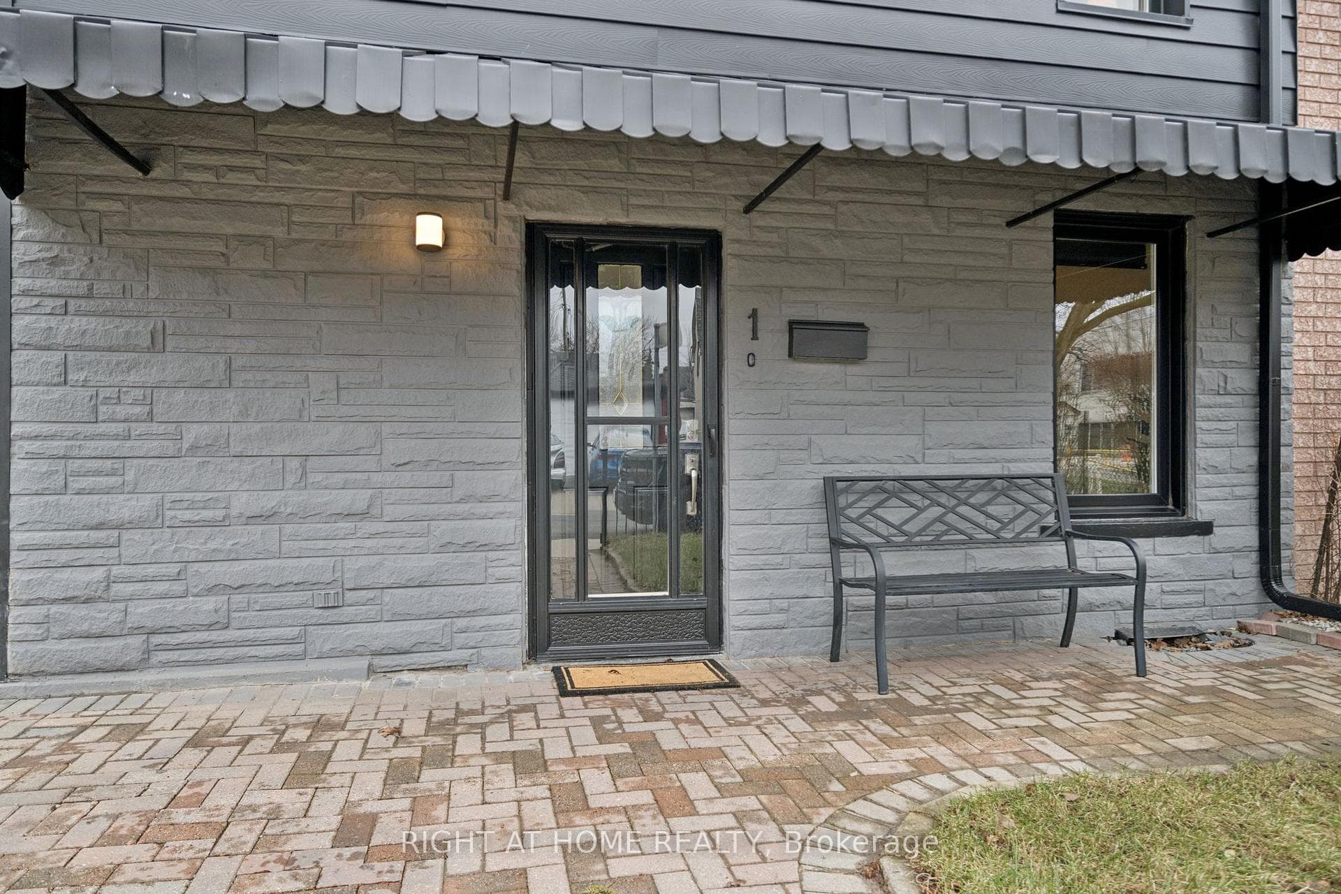 Solid, Well-Kept House, 17 minutes from Downtown