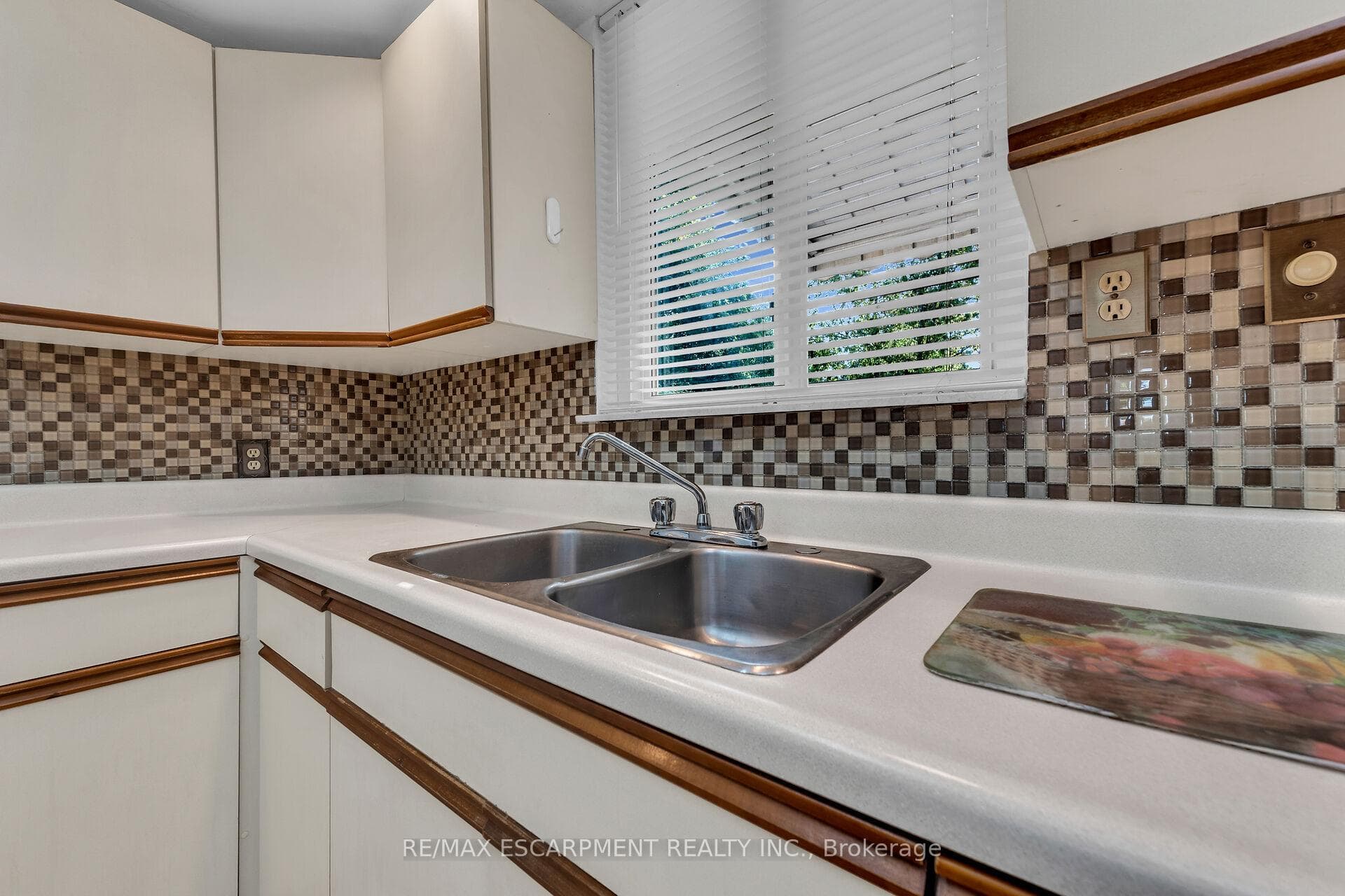 18 EATON Place photo 6