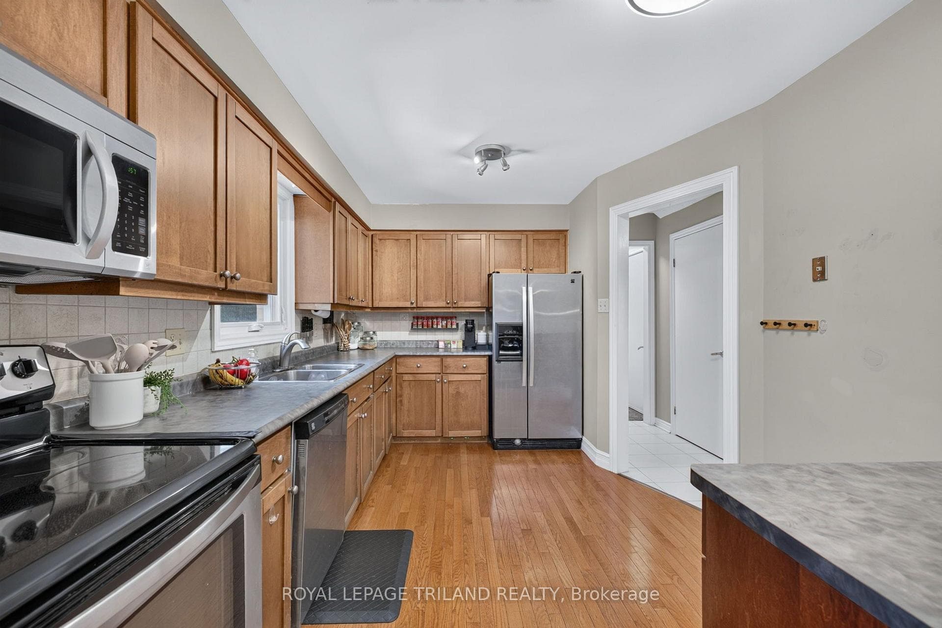 1077 MAHOGANY Crescent photo 13
