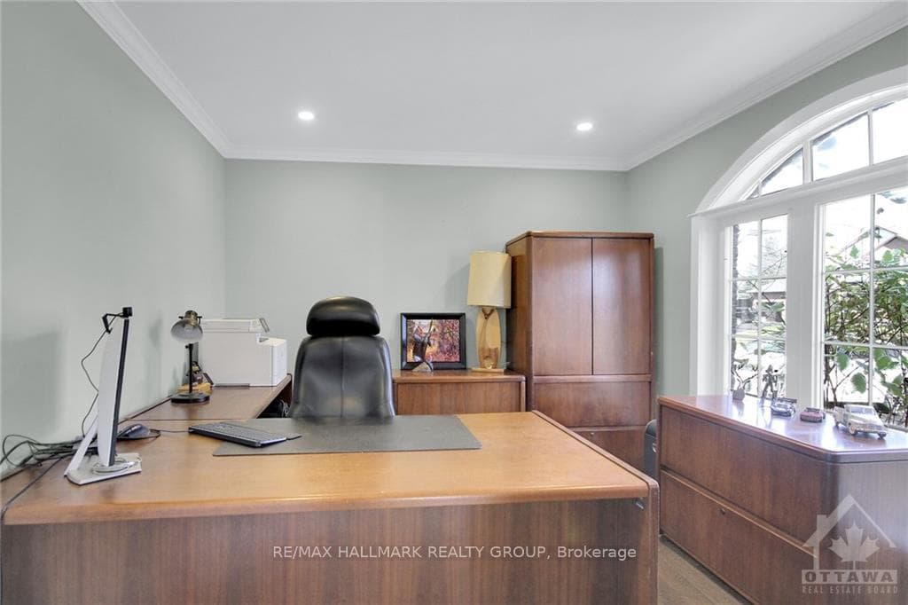 1598 SHAUNA Crescent photo 7