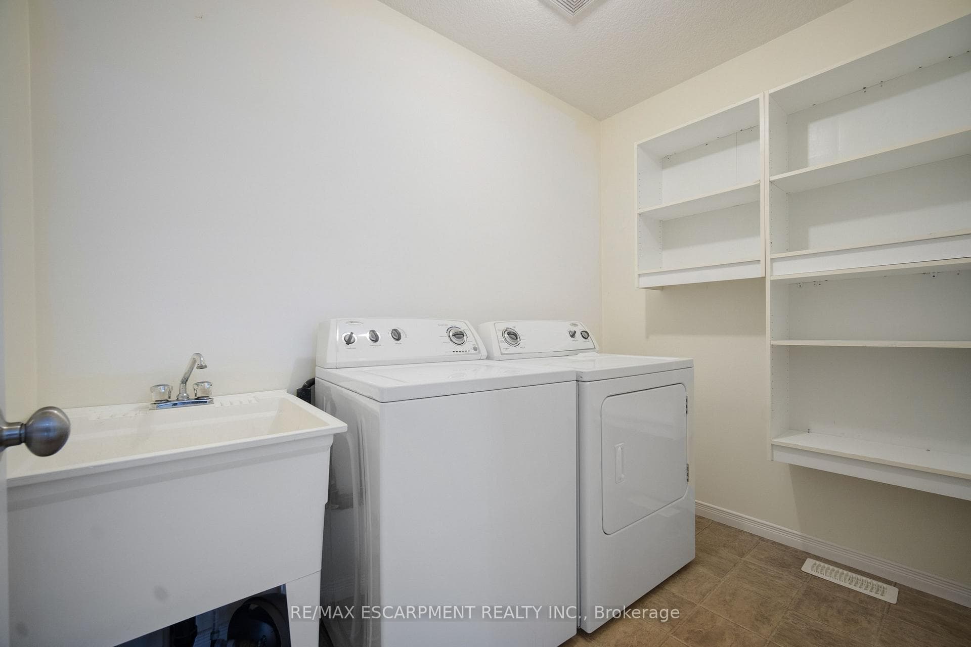 284 Sophia Crescent photo 21