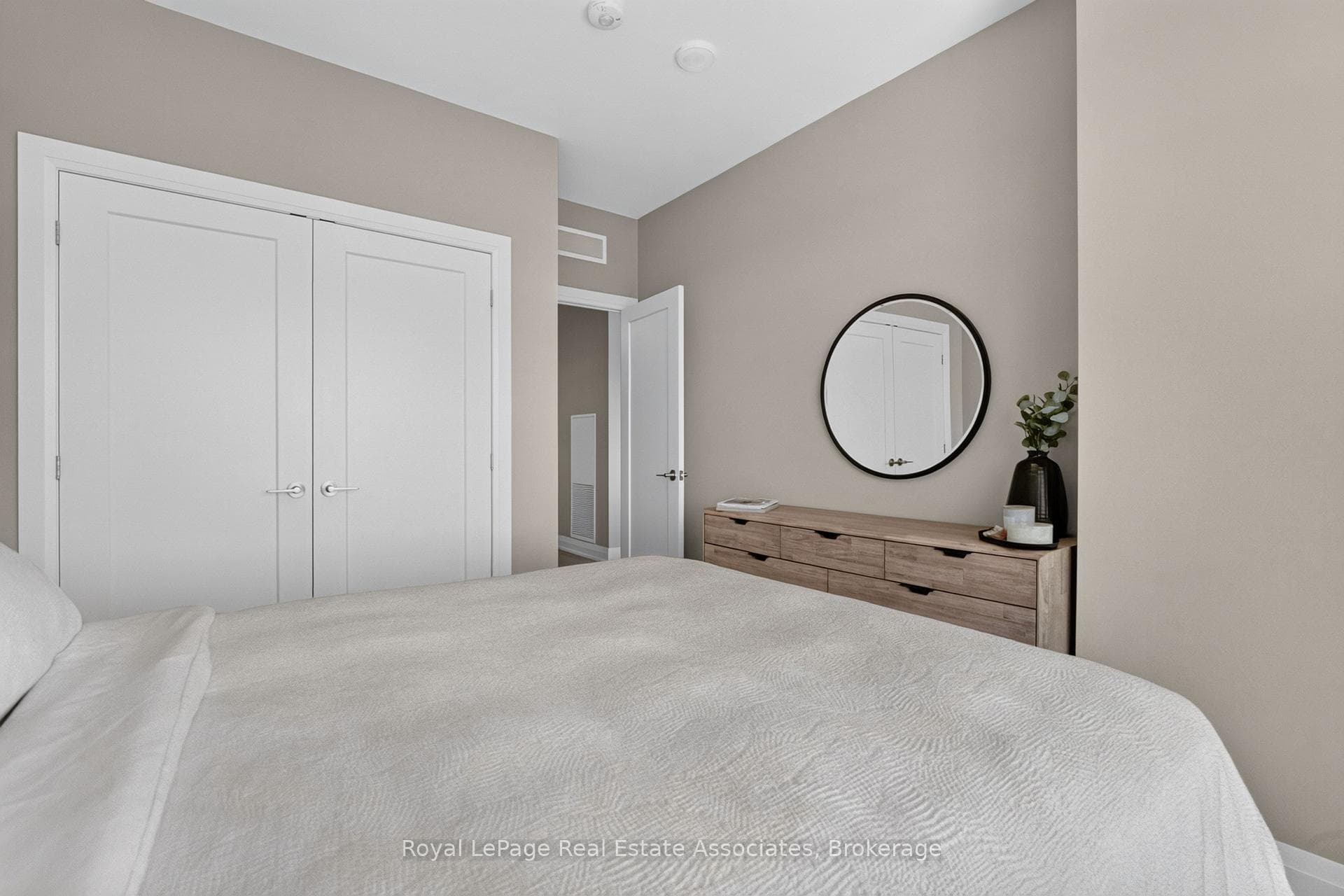 71 Wyndham Street Unit 612 photo 24