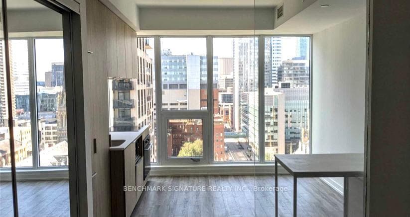 77 Shuter Street Unit 2015 photo 8